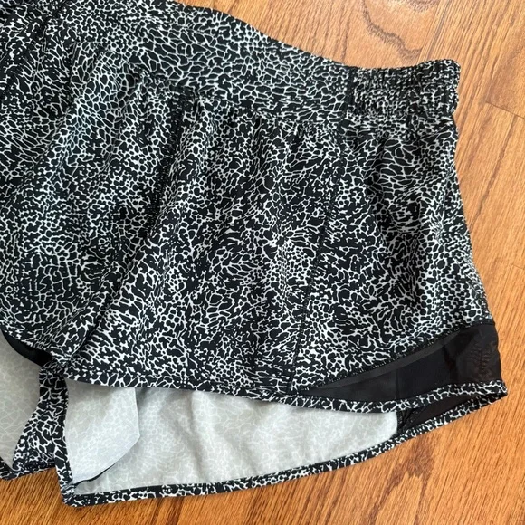Lululemon Hotty Hot Short II 2.5" in Polar Shift Inverse Alpine White Black 10 - Picture 6 of 14